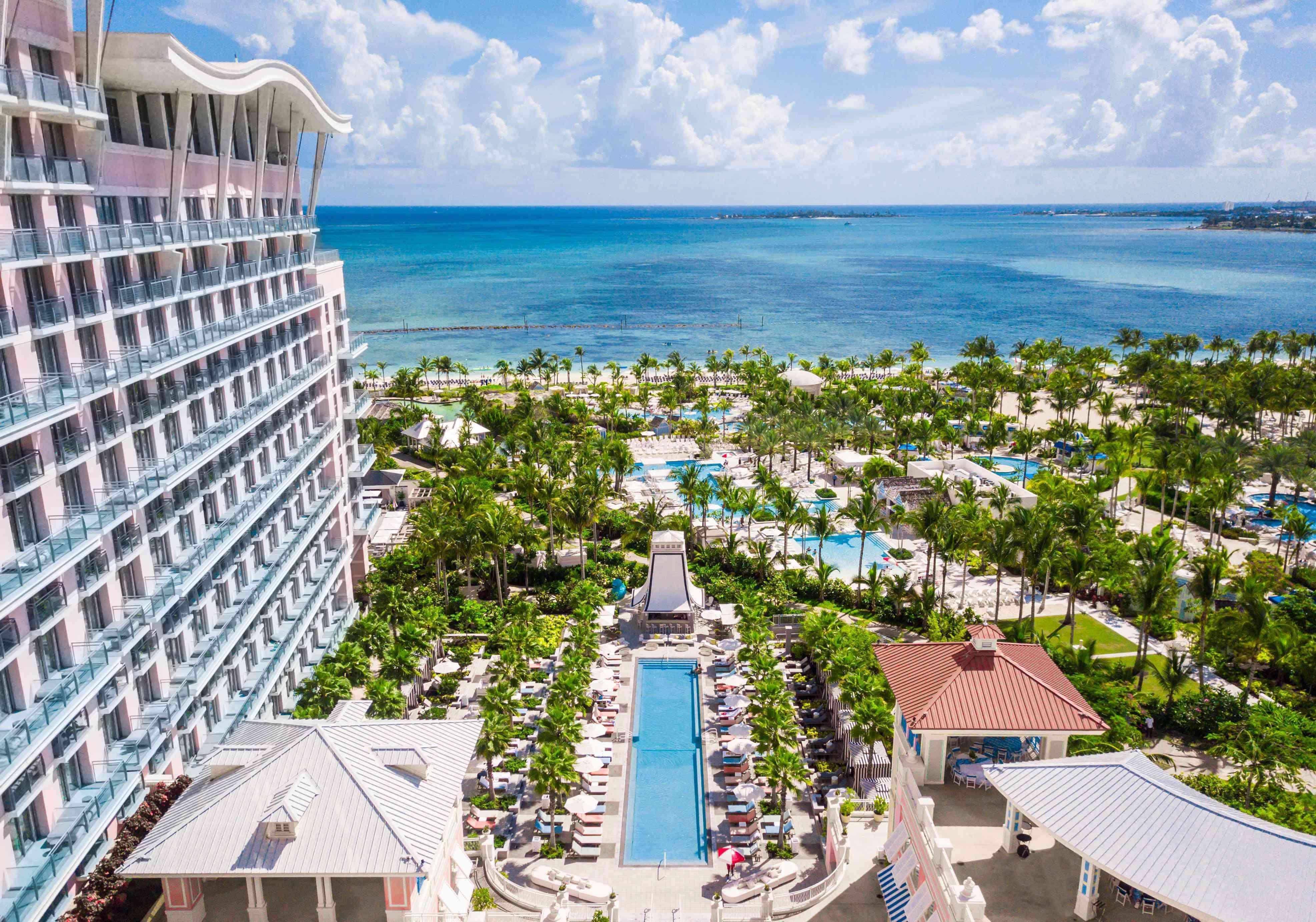 SLS Baha Mar 的泳池和海景